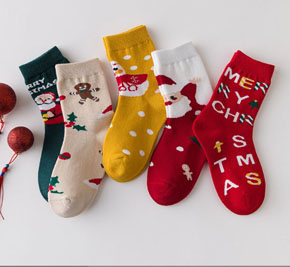 Set 5 đôi vớ cao cổ họa tiết noel giáng sinh ấm áp dễ thương cho bé. chất liệu vớ cotton dệt mềm mại, dày đặn, co dãn tốt, có 3 size , họa tiết noel giáng sinh ấm áp dễ thương cho bé </br>
bảng size tham khảo </br>
S: bé 2-4t, size giày 21-24 </br>
M: bé 4-6t, size giày 25-29 </br>
L bé 5-8 t, size giày 29-33 </br>
combo 5 đôi 90k, mua lẻ  1 doi 22k