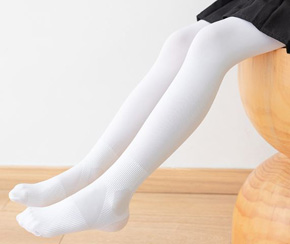 Vớ (tất) quần da cao cấp chống trượt cho bé gái múa. size L,XL cho bé gái tư 5-12 tuổi, cao 1,2m dến 1,45m </Br>
Chất liệu da cao cấp, dày dặn , co dãn tốt, thiết kế rãnh chống trượt thích hợp cho bé gái đi múa </Br>
Bảng size tham khảo </br>
L: 20-28kg, cao 1,2-1,32m </br>
XL: 28-35kg cao 1,32-1,45m
