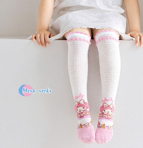 Vớ (tất) cao cổ họa tiết kuromi melody cotton len thoáng khí cho bé gái. freesize bé gái 2-7 tuổi, chiều dài vớ 39 dãn dến 42cm </br>
chất liệu len lỗ thoáng khí, co dãn, mềm mại, in hoa tiết kuromi và lượn sóng dễ thương cho bé gái </br>
Vớ cho bé kết hợp đầm đi chơi đi múa, giữ ấm </br>
co 3 màu cho bé lựa chọn </br>
Giá đôi 40k, combo 3 doi 100k