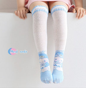 Vớ (tất) cao cổ họa tiết kuromi melody cotton len thoáng khí cho bé gái. freesize bé gái 2-7 tuổi, chiều dài vớ 39 dãn dến 42cm </br>
chất liệu len lỗ thoáng khí, co dãn, mềm mại, in hoa tiết kuromi và lượn sóng dễ thương cho bé gái </br>
Vớ cho bé kết hợp đầm đi chơi đi múa, giữ ấm </br>
co 3 màu cho bé lựa chọn </br>
Giá đôi 40k, combo 3 doi 100k