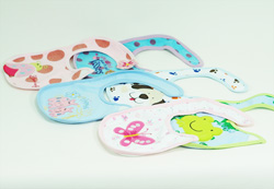 Yếm ăn Carter hình thú. 