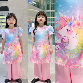 Áo dài ngựa pony unicorn cầu vồng ngọt ngào cho bé gái . size 1-10t tuong ứng bé 10-40kg, </Br>
* chất vải tơ mềm mại, in loang toàn thân hình ngựa pony unicorn cầu vồng ngọt ngào, cưng xỉu, quần vải phi lụa mềm mại, </Br>
* nguyên bộ áo dài đẹp dịu dàng ngọt ngào, cho bé đi chơi, đi dự tiệc, lễ hội, giáng sinh... <Br>
bảng size tham khảo </br>
1-2: 10-12kg </Br>
18-14: 12-14kg </Br>
2-3: 14-15kg </BR>
3-4: 15-17kg </Br>
4-5: 17-19kg </Br>
6: 19-22kg </Br>
7: 22-25kg </Br>
8: 25-28kg </Br>
9: 29-32kg </Br>
10: 33-36kg </Br>
gia 250-260
