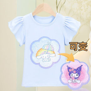 Áo thun cotton tay bèo vuốt kim sa lật biến hình kuromi và cinamoroll cho bé gái. size 110-150,  tuong ứng be 2-7t tuổi. cân nặng  14-30kg, </br>
*** chất thun cotton 4 chiều mịn mát, form vừa thoải mái, hình kim sa vuốt đổi màu họa tiết kuromi thỏ tím đồi màu sang thỏ melody  mà các bé yêu thích, hàng hiệu Rich Lai Quảng châu loại 1 cao cấp, 100% như hình </Br>
Áo phối tay bèo dễ thương, dễ kết hợp cùng quần, chân váy cho bé đi chơi, </br>
Món quà dễ thương, tiện lợi mà bé nào cũng yêu thích </br>
*** bảng size tham khảo </Br>
110: 13-16kg </Br>
120: 16-19kg </Br>
130: 20-23kg </Br>
140: 24-27kg </Br>
150: 27-30kg
