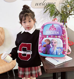 Balo đi học hoạt hình công chúa elsa và anna cho bé gái. Comback school !  Bé trở lại trường trong niềm vui phấn khởi với bộ đồng phục mới, quần áo giày dép mới và 1 người bạn đồng hành không thể thiếu " chiếc balo mới" </Br>
***chất liệu vải simili 3d  không thấm nước, phối hình 3d hoạt hình elsam khủng long rùa...mà các bé yêu thích,</BR>
 **Kích thước 31*21*14cm thích hợp cho bé mẫu giáo (3-6 tuổi),  </Br>
*** Hình in mà các bé yêu thích. Thiết kế  1 ngăn trong rộng rãi, tiện lợi cho bé.