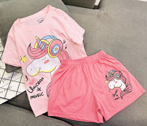 Bộ thun cotton vải xuất mềm mát nhiều hình xinh pony elsa thỏ gấu dâu kitty bé gái. size 4-14 tuong ứng bé 10-40kg, </Br>
Chất liệu vải thun cotton xuất,, mềm mát, thich hợp mùa hè. co dãn tốt </Br>
Nhiều hình và họa tiết xinh xắn mà các bé gái yêu thích pony , elsa, kitty, unicorn, gấu dâu, thỏ bugs bunny...</Br>
Bé mặc nhà , đi học đều mát mẻ và tiện lợi
bảng size tham khảo </Br>
4: 10-13kg </Br>
6: 14-17kg </Br>
8: 17-22kg </Br>
10: 23-27kg </Br>
12: 28-33kg </Br>
14: 34-40kg