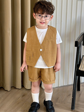 Bộ vest công tử áo gile phối túi lệch phong cách hiện đại cho bé trai sinh nhật thôi nôi diện tết. size 80-130 tương ứng bé 10-25kg , from vừa thoải mái</Br>
Bộ gồm 3 món, : 1 áo thun cotton trắng mềm mát, thấm hút mồ hôi, 1 áo vest gile phối túi lệch phong cách hiện đại và 1 quần short vải kaki giặt mềm mại nhẹ nhàng, bé mặc rất thoải mái không sợ nóng </bR>
Hàng cty thương hiệu Beemo fasion chất lượng </bR>
Một bộ vest Bộ vest gile công tử lịch lãm hiện đại cho bé trai dự tiệc sinh nhật, thôi nôi, lễ noel tết,cho bé nổi bật và đáng yêu </Br>
bảng size tham khảo </Br>
80: 9-11kg </Br>
90: 11-14kg </br>
100: 13-16kg </br>
110: 15-18kg </bR>
120: 19-22kg </bR>
130: 23-26kg