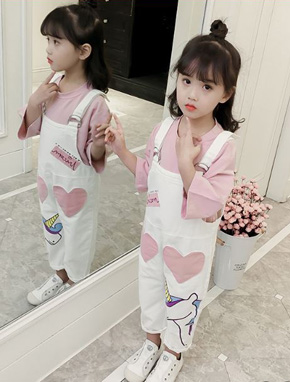 Yếm kaki trắng quần dài họa tiết pony unicorn xinh xắn cho bé gái( chỉ có quần không áo). size 120-160 cho bé gái 22-45kg </br>
chất liệu kaki trắng đẹp, form yếm dài. 2 túi thiệt hình trái tím hồng ngọt ngào, hình in họa tiết ngựa unicorn mà bé yêu thích </Br>
Một mẫu yếm vừa cá tính vừa dịu dàng dễ thương cho con gái tung tăng dip noel tết, đi du lich, di chơi... </br>
bảng size tham khảo </br>
120: 23-26kg </Br>
130: 26-29kg </Br>
140: 29-34kg </Br>
150: 35-40kg</Br>
160: 40-45kg </br>
gia 225-245k tùy suze