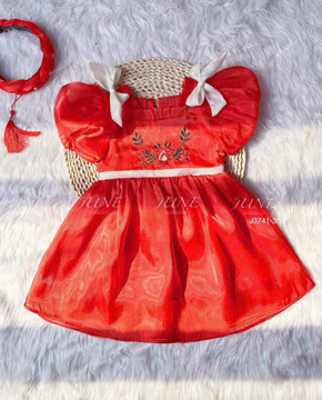 Đầm tơ bóng organza mềm mại màu đỏ thêu hoa sang chảnh bé gái đi chơi sinh nhật noel tết. Đầm công chúa đỏ rực cho mùa noel năm mới nhiều may mắn Váy tay bí phồng đẹp từ form đến chất,chất tơ organza mềm mại,nhẹ bẫng mặc thích cực kỳ, mix thêm họa tiết thêu hoa, 2 nơ dịu dàng bên vai, mấy thích mê luôn. Bên trong lót thô xô coton mềm mại , thấm hút mồ hôi .</br>
Mẫu này bé mặc đi chơi,dự tiệc thì quá xuất sắc. Form xoè rộng bồng bềnh.Size 1-10y (9-36kg ) </Br>
bảng size tham khảo </br>
1: 9-11kg
2: 11-13kg </br>
3: 13-15kg </br>
4: 15-17kg </Br>
5: 17-19kg </br>
6: 19- 21kg </br>
7: 21-24kg </Br>
8: 24-27kg </Br>
9: 28-32kg </Br>
10: 32-36kg  </br>
Giá 230-_260k tuy size.có sẵn tại shop đẹp