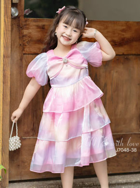 Đầm công chúa tơ bóng organza mềm mại 3 tầng phối nơ xinh xắn cho bé gái đi chơi dự tiệc. size 1-10t, cho bé 1-8 tuoi,  10-35kg. </br>
Chất liệu voan tơ bóng organza cao cấp mềm mại, màu hồng loang cầu vồng bé nào cũng mê </br>
Thiét kế 3 tầng, tay bồng, phối nơ xinh xắn </br>
Một chiếc đầm công chúa cho bé mặc đi chơi, dự tiệc, nhẹ nhàng mà đáng yêu </br>
Một thiết kế của nhà June </br>
Bảng size tham khảo </br>
1: 9-11kg </br>
2: 11-13kg </br>
3: 13-15kg </br>
4: 15-17kg </Br>
5: 17-19kg </br>
6: 19- 21kg </br>
7: 21-24kg </Br>
8: 24-27kg </Br>
9: 28-32kg </Br>
10: 32-36kg  </br>
Gia 250-270 tùy size