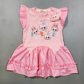 Đầm thun cotton sọc LaBUBu gấu bông cho bé gái. size 1-7t, cho bé 10-25kg </br>
Chất liệu thun cotton co dãn 4 chiều phối vải kate thô, hình in Labubu dễ thương, tặng kèm gấu bông labubu nhỏ cho bé gái. e về sẵn 2 màu hồng phấn ngọt ngào và đỏ nổi bật </br>
Một chiếc đầm xinh xắn cho bé mặc di học di chơi </br>
Bảng size tham khảo </br>
1: 10-12kg </br>
2_: 12-14kg </br>
3: 14-16kg </br>
4: 16-18kg </br>
5: 18-20kg </br>
6: 20-22kg </br>
7: 22-25kg
