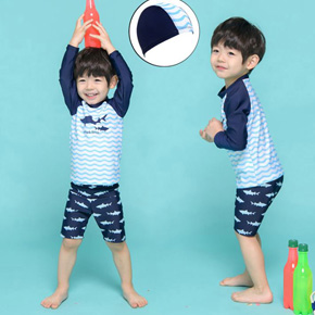 Bộ bơi tay dài chống nắng cá mập size đại cho bé trai. size 8,10,.12.14  tuong ứng 16-28kg vải thun polyester co dãn tốt, không thấm nước, set gồm áo, quần, nón bơi,  họa tiết cá mập mạnh mẽ, nam tính cho bé trai </bR>
bảng size tham khảo : </Br>
8: 15-19kg </Br>
10: 18-23kg </Br>
12: 22-25kg </Br>
14: 25-28kg