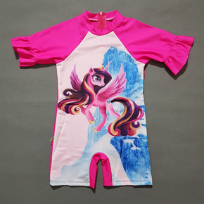 Đồ bơi liền thân pony màu hồng ngọt ngào tay loe cho bé gái. size 3-10t, tương ứng bé 12-32kg, </Br>
vải thun polyester đồ bơi chuyên dụng,  không thấm nước, co dãn tốt </Br>
* hình in ngựa pony  sắc nét mà các bé gáo yêu thích, màu hồng ngọt ngào , tay loe nữ tính  </Br>
* sản xuất tại việt Nam