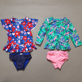 Đồ bơi bé gái áo hoa và quần sip hàng xuất xịn chống nắng. * chất liêu polyester đồ bơi chuyên dụng cao cấp, chống nắng, chống thấm nước </Br>
* Tay dài in hoa trang trang nhã, xinh xắn cho con gái nhỏ </Br>
* hàng xuất xịn Cat jack , may kỹ, áo có lót mỏng, quần sip rời dễ mặc </Br>
* Bé mặc đi biển, đi bơi đều tiện lợi </Br>
bảng size tham khảo </Br>
mẩu xanh tay ngan: size 3t, bé 12-15kg </Br>
mẫu hoa  tay dai2: size 2t: bé 9-12kg </Br>