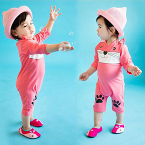 Đồ bơi liền thân tay dài chống nắng họa tiết cô mèo dễ thương cho bé gái nhỏ. size XS,.S tương ứng bé 7-10kg </Br>
* chất liệu thun polyester dày dặn, co dãn, không thấm nước, chuyên dụng cho đồ bơi , tay dài chống nắng an toàn cho bé</Br>
*  Hình phối tạo hình chú mèo xinh xắn, dễ thương cho các bé nhỏ </Br>
* hàng may cẩn thận, có lót đáy,</Br>
* hàng quảng châu loại 1 , an toàn cho làn da  bé </Br>
* thích hợp đi biển đi bơi, tiện lợi , mau khô, chống nắng và giữ ấm cho bé </Br>
Bảng size tham khảo :</Br>
Xs: 6-8kg</Br>
S: 8-10kg