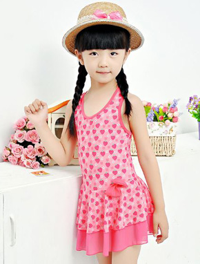 Đồ bơi dạng váy đầm họa tiết quả dâu cho bé gái đi biển đi bơi. size 8,10,12,14 tương ứng bé 18-36kg </Br>
Vải thun polyetser co dãn tốt, dày dặn, chống thấm nước  </Br>
Họa tiết in trái tim, quả dâu,,, dễ thương cho bé gái đi biển đi bơi, </Br>
* bộ gồm 1 váy bơi và 1 quần chip vải bơi cùng màu </Br>
Bảng size tham khảo </Br>
8: 18-22kg </Br>
10: 22-26kg </Br>
12: 27-31kg </Br>
14: 32-36kg