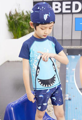 Bộ đồ bơi bé trai ÁO QUẦN VÀ NÓN boi cá mập có vây dễ thương.   size 2xl, 3xl 4xl tuong ứng bé 25-40kg </Br>
Chất liệu thun polyester chuyên dụng đồ bơi,co dãn tốt,   , chống thấm nước cho bé đỡ lanh, quần lửng có dây rút tiện lợi, kèm nón màu xanh cùng màu</Br>
* Màu xanh biển tươi sáng phối tay ráp lăng,  hinh cá mập có vây cho bé  đi biển đi bơi,</Br>
Bảng size tham khảo </BR>
2XL: 23-27kg </Br>
3XL :28-32kg </BR>
4XL: 33-38kg
 