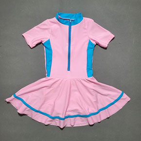 Bộ đồ bơi liền thân dạng váy màu hồng ngọt ngào cho bé gái. size ,  L ,XL,2XL 3XL,. 4XL,   tương ứng bé gái 12-30kg, </Br>
* vải thun polyester  co dãn tốt, mềm mại, </Br>
* Mẫu liền thân dạng váy tay ngắn quần ngắn, dây kéo trước tiện lợi, dễ mặc </Br>
* màu sắc hồng xanh ngọt ngào ,đáng yêu cho bé gái </BR>
* bé đi biển, đi bơi, đều tiện lợi , hàng QC loại 1 cao cấp, 100% như hình </Br>
bảng size tham khảo </Br>
L: 11-14kg  </Br>
2XL:16-19kg </Br>
3XL: 19-24kg </Br>
4XL: 24-29kg </Br>
