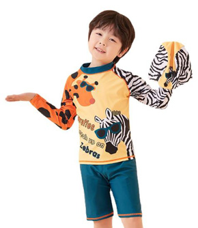 Bộ đồ bơi tay dài chống nắng hưu cao cổ dễ thương cho bé trai. size  XL 2xl, 3xl 4xl 5XL tuong ứng bé 22-36kg </Br>
Chất liệu thun polyester chuyên dụng đồ bơi,co dãn tốt, chống nắng chống UV  , chống thấm nước cho bé đỡ lanh,  áo tay dài phủ tay, quần lửng có dây rút tiện lợi, kèm nón cùng màu</Br>
* Màu sắc tươi sáng,, in họa tiết hưu cao cổ dễ thương, phối tay ráp lăng màu cam nổi bật.  hinh hưu cao cổ nhiều màu cho bé  đi biển đi bơi,</Br>
Bảng size tham khảo </BR>
XL:18-22kg </Br>
2XL: 23-26kg </Br>
3XL :26-31kg </BR>
4XL: 31-33kg </Br>
5XL 33-36kg
 