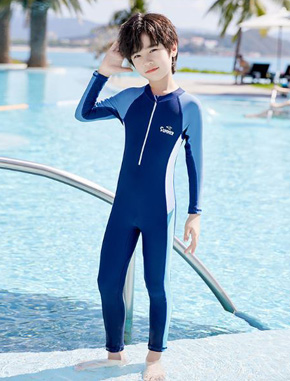 Đồ bơi liền thân tay dài quần dài chống nắng in chữ thể thao bé trai 20-45kg. size, XL- 5XL,  tương ứng 20-40kg </Br>
Chất liệu thun polyester chuyên dụng đồ bơi,co dãn tốt,  tay dài quan dài chống nắng, chống thấm nước cho bé</Br>
* Màu xanh nam tính, kiểu dáng thể thao cho bé đi biển đi bơi, đi lặn biển </Br>
Bảng size tham khảo </BR>
XL; 20-24kg </br>
2XL: 24-28kg </br>
3XL: 28-34kg </BR>
4XL 34-40kg </Br>
5XL: 40-46kg
