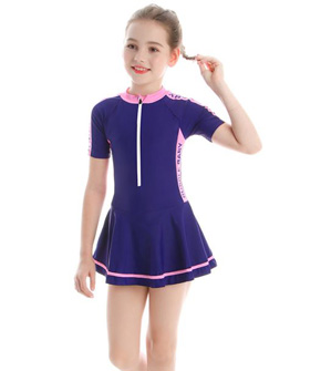 Bộ đồ bơi váy liền thân kiểu dáng thể thao cho bé gái tuổi teen 10-15 tuổi. size 160 tương ứng bé 40-48kg tùy chiều cao
Chất liệu vải đồ bơi chuyên dụng, 2lớ dày vừa phải, co dãn tốt, chống thấm nước, chống uv. bảo vệ làn da bé khỏi nắng và chất tẩy clo của hồ bơi </br>
Bộ gồm 1  váy bơi liền thân, dây kéo sau, có quần trong dính liền tiện lợi, kg sợ tụt </br>
màu xanh thể thao nữ tính cho bé gái tuổi teen năng động </br>
