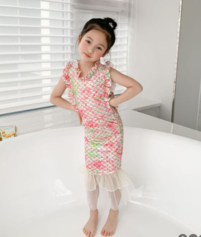 Bộ đồ bơi bikini 3 mảnh nàng tiên cá ariel  siêu dễ thương cho bé gái . size 90-130 tương ứng bé 1-8 tuổi, 10-27kg </Br>
* Chất liệu thun đồ bơi không thấm nước, co dãn 4 chiều </Br>
* Họa tiết in vảy cá  hồng đáng yêu, ài,  cho bé hóa thân thành nàng tiên cá mà bé yêu thích </Br>
*Bộ gồm 3 món: Bikini liền thân ( khoét lưng phía sau cưng lắm á) + 1 váy nàng tiên cá chân voan, + 1 nón bơi cùng màu ,  cho bé thỏa thích vẩy vùng cùng vũ điệu bơi nàng tiên cá </Br>
Thích hợp cho bé đi bơi, chụp hình, biểu diễn thời trang </br>
bảng size tham khảo </Br>
90: 10-13kg </br>
100: 13-16kg </BR>
110: 16-20kg </Br>
120: 19-24kg </Br>
130: 24-28kg