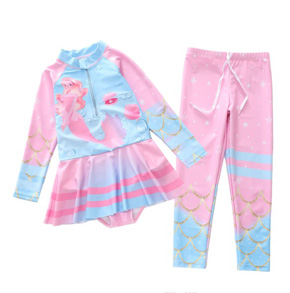 Đồ bơi liền thân tay dài chống nắng kiểu đầm nàng tiên cá hồng kèm quần dài. size ,  2XL 3XL,. 4XL, 5Xl  tương ứng bé gái 20-36kg, </Br>
* vải thun polyester chuyên dụng đồ bơi, co dãn tốt, mềm mại, chống nắng </Br>
* Mẫu liền thân dạng váy tay dài có quan trong ,dây kéo trước tiện lợi, dễ mặc, kèm thêm 1 quan dài chống nắng cho bé </Br>
* màu sắc lung linh 7 sắc màu, họa tiết nàng tiên cá ariel đáng yêu cho bé gái </BR>
* bộ bao gồm 1 đồ bơi liền váy và 1 quần bơi dài </Br>
* bé đi biển, đi bơi, đều tiện lợi , hàng QC loại 1 cao cấp, 100% như hình </Br>
bảng size tham khảo </Br>
XL: 16-21kg </Br>
2XL: 21-25kg </Br>
3XL: 26-29kg </Br>
4XL: 29-32kg </Br>
5XL: 33-37kg