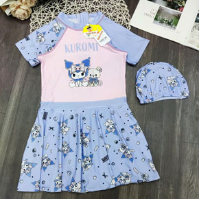 Đồ bơi liền thân dạng váy họa tiết kuromi gấu cho bé gái đi biển di bơi ( kèm nón). size 100-170 cho bé gái 10-40kg </br>
Chất vải bơi co giãn không thấm nước, mát rượi, dạng váy liền thân có quần liền trong tiện lợi cho bé gái đi biển đi bơi </br>
set gồm nón cùng màu </br>
bảng size tham khảo </br>
100: 10-14kg </br>
110: 13-17kg </br>
120: 17-21kg </br>
130: 21-24kg </br>
140: 24-27kg </br>
150: 28-33kg </br>
160: 33-37kg </br>
170: 38-42kg </br>
gia 170-200k tùy size