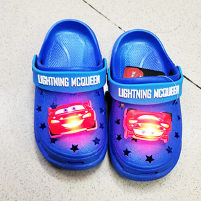 Dép lỗ hoạt hinh xe hơi mc queen chớp đèn bé trai. size 23,25,27 bé 2-4t, chất liệu nhựa mềm mại, đèn chớp sáng hình xe hơi mc queen mà các bé yêu thích, hàng Quảng Châu cao cấp loại 1 100% nhu hình