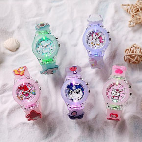 Đồng hồ hoạt hình kuromi melody kitty pony cinammoroll chớp đèn sáng cho bé gái. Sản phẩm cao cấp, an toàn cho bé yêu, chất liệu nhựa cao cấp, mặt kính bền,  thời trang.</br>
✔️Đồng hồ hoạt hình là sự kết hợp dễ thương giữa mặt đồng hồ ngộ nghĩnh với dây đeo cùng nhiều màu sắc bắt mắt phù hợp với trẻ em, vừa có tác dụng xem giờ và là phụ kiện dành cho bé.Sản phẩm dây được làm từ da PU có khả năng uốn cong tùy ý.Màu sắc đa dạng, thiết kế ngộ nghĩnh, ngoài chức năng xem giờ. Dễ kết hợp với nhiều loại trang phục khác nhau của bé.Có nhiều mẫu dành cho bé gái....Là quà tặng ý nghĩa dành cho bé yêu nhà bạn. </br>
✔️Món đồ chơi mới luôn mang đến cho trẻ sự phấn khích và hào hứng.</Br>
✔️Đồng hồ đeo trên tay giúp cho bé yêu đeo thêm xinh xắn, còn vừa là món đồ chơi giúp bé rèn luyện thêm trí thông minh và khám phá.</br>
✔️Có hình nhân vật các bé yêu thích KUROMI, MELODY, KITTY, PONY, CINAMOROLL màu sắc đa dạng tha hồ chọn lựa, có chức năng xem giờ </br>
✔️Sản phẩm bên ngoài rất đáng yêu và xinh hơn cả hình.</br>

✔️Đèn LED phát sáng nhấp nháy bé thích mê</br>
✔️Phù hợp cho bé từ 3-10 tuổi.