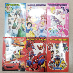 Bộ 3 miếng Hình xăm hình xe hơi, spiderman, chó cứu hộ, pony, elsa, công chúa. kích cỡ 16cm*11cm, bộ gồm 3 miếng hình hoạt hình  xe hơi, spiderman, chó cứu hộ, pony, elsa, công chúa mà các bé yêu thích. </BR>
Cách sử dụng: </Br>
 1) Cắt  rời hình muốn dán tương ứng;</Br>
 2) Bóc lớp màng trong suốt trên bề mặt và dán hoa văn lên da; </Br>
 3) Thoa nước vào mặt sau của nhãn dán và gỡ bỏ sau khoảng 20 giây </Br>
Phương pháp loại bỏ: Thông thường nên sử dụng cồn và nước tẩy trang. Bạn cũng có thể sử dụng dầu gió để loại bỏ hình. Thoa dầu lên mẫu. Sau một thời gian, hãy lau sạch bằng khăn giấy