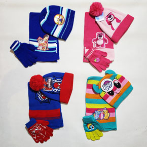 Bộ nón khăn len khăn quàng cổ paw patron spiderman gấu dâu ấm áp cho bé trai và gái. freesize bé 2-9 tuổi, chất liệu len dệt kim dày dặn, co dãn tốt, cho bé một mùa đông ấm áp .</Br>
có thể cho bé mac di du lich đà lạt, sapa, về quê miền trung miền bắc </Br>
Bộ gồm nón và đôi găng tay, 1 khăn quàng cổ như hình </br>
4 màu chó cứu hộ, gấu dâu, spiderman, pony mà các bé yêu thicj