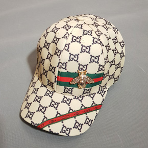 Nón kết Gu.c.ci thêu ong vàng xịn xò size lớn. kích cỡ nón 52-55cm, bé 9 tuổi trở lên hoặc người lớn, vải dày dặn, hình in  họa tiết ong vàng g.u.cc.i xin xò
Sản xuất tại Việt Nam, " nón không chỉ che mưa nắng, nón còn là thời trang và niềm vui yêu thích là cá tính và sự nổi bật
