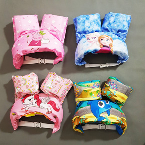 Phao tập bơi liền thân cho bé - phao tay đỡ ngực cho bé. Phao Bơi Liền Thân Đáng Yêu Cho Bé 2-6 tuổi </Br>
Mùa hè nóng nực đến gần cũng là lúc các hoạt động vui chơi dưới nước trở nên sôi động và hấp dẫn hơn, nhất là đối với bé.</Br>
 Phao Bơi Liền Thân sẽ là một gợi ý lý tưởng sẵn sàng cho các hoạt động vui chơi của bé yêu ở bể bơi trong nhà, bể bơi công cộng hay các khu công viên nước,…</BR> 
Với thiết kế thông minh của Phao Bơi Liền Thân này, bé yêu sẽ được hỗ trợ một tư thế chắc chắn, </BR>thoải mái khi chơi dưới nước . Đồng thời cũng giúp ba mẹ an tâm hơn so với sử dụng phao tròn truyền thống </BR>

*Mô tả chi tiết:</BR>
*	Phù hợp với bé từ 2-7 tuổi </Br>. 12-26kg
*	Khối lượng: 0.17 kg. </Br>
*	Kích thước: 28 x 16 x 16 cm </Br>
*	Màu sắc: Nhiều Màu. SHOP  pony. peppa, elsa. cá , paw... – phù hợp với bé trai hoặc bé gái </Br>

	Phao Bơi Liền Thân được làm từ lõi mút xốp bọt biển, không bị đâm thủng như các loại phao hơi
	Chất liệu siêu nhẹ đạt tiểu chuẩn EU- Thiết kế hình ảnh màu sắc vui nhộn tạo cảm giác thích thú cho bé
	Móc khóa sau lưng, dễ dàng điều chỉnh kích thước phao (nới/ thắt) cho phù hợp, đóng mở nhanh chóng.
	Thiết kế theo phong cách châu Âu, có 2 tay và phần thân nâng người bé. Thả bé vào bể tha hồ vùng vẫy và tự đổi được nhiều tư thế không vướng vúi như phao tròn truyền thống
