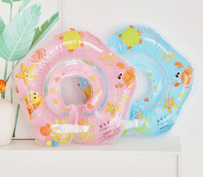 Phao bơi tròn đỡ cổ chống lật có tay cầm và lục lạc cho bé sơ sinh từ 6-18 tháng. Phao cổ được thiết kế đặc biệt dùng để đỡ phần đầu và cổ của bé. Loại phao bơi này giúp phần đầu của bé nổi trên mặt nước, còn phần thân có thể vẫy cùng thoải mái trong nước. </br>
 sản phẩm còn có tay nắm giúp giữ phao cổ cân bằng chống lật </br>
. Phao cổ cho bé được chế tạo bằng cao su mềm mại, an toàn và có thể bơm hơi dễ dàng. Kích thước phao bơi cổ nhỏ gọn, tiện lợi để mang theo bất cứ đâu. </br>
Phao thich hợp cho bé từ 6-18 tháng, 2 màu xanh và hồng