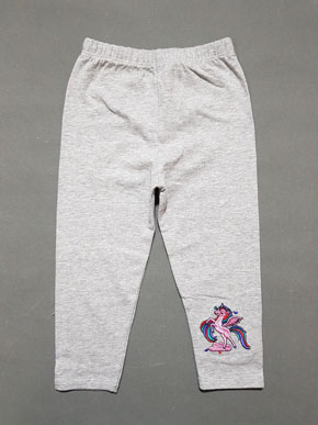 Quần legging dài bé gái thêu ngựa pony xinh xắn và ấm áp. size 1-10t, bé 8-25kg, chất thun cotton 100%, co dãn 4 chiều, form quần dài, hình thêu họa tiết  ngựa cầu vồng xinh xắn dễ thương  và ấm áp cho bé gái, bé mặc kết hợp áo rất xinh Việt Nam </Br>
size 1-3t, bé 8-13kg, giá 45k </Br>
size 4-6t, bé 14-18kg giá 50k </Br>
size 7.8-9,10 bé 19-25kg. giá 55k </Br>
size 10: 23-26kg, gia 60k

