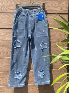 Quần jean dài 9 tấc co dãn mạnh phối ngôi sao cá tinh cho bé gái 25-50kg. size 8-14 tương ứng bé gái 25-50kg </br>
chất liệu jean thun co dãn mạnh, lưng thun mềm mại, dễ chịu </Br>
From quần dài 9 tấc, bé mặc đến mắt cá hoac dài den chân tùy chiều cao bé, form suông vừa phải, dễ măc, kết họp áo croptop hay form dài, hoddie dều xinh </Br>
một chiếc quần cá tính dành cho bé gái năng động cá tính, yêu thích thời trang sành điệu </br>
bảng size tham khảo </Br>
8: 23-27kg </br>
9: 27-31kg </Br>
10: 31-33kg </Br>
11: 33-36kg </br>
12; 35-38kg </Br>
13: 39-42kg </br>
14: 42-49kg