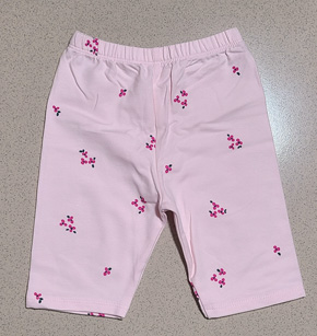 Quần lửng legging in hoa bé gái nhỏ mùa hè. size 1-10t, bé 9-25kg </Br>
Thun cotton 4 chiều mềm mại, co dãn tốt</Br>
Họa tiết màu hồng on trái thơm dể thương,  dễ phối áo </Br>
From quần lửng dễ mặc, thoải mái vận động </Br>
size 1-5t, bé 8-15kg: giá 45k </Br>
size 6-9t, bé 16-22kg, giá 50k </Br>
size 10,11 bé 23-26kg, giá 55.k </Br>
