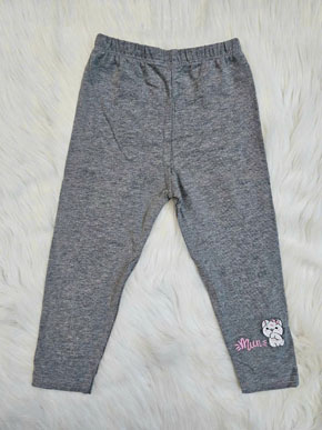 Quần legging dài chống muổi giữ ấm cho bé gái thêu mèo họa tiết dễ thương. size 1-10t, bé 8-25kg, chất thun cotton 100%, co dãn 4 chiều, form quần dài, hình thêu mèo  họa tiết   dễ thương  và ấm áp cho bé gái, bé mặc kết hợp áo rất xinh Việt Nam </Br>
size 1-3t, bé 8-13kg, giá 45k </Br>
size 4-6t, bé 14-18kg giá 50k </Br>
size 7.8-9,10 bé 19-25kg. giá 55k </Br>
size 10: 23-26kg, gia 60k
