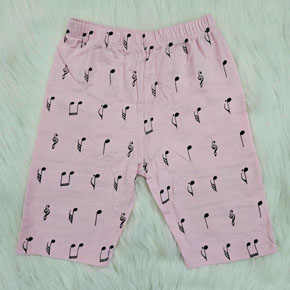 Quần legging lửng thun cotton mềm mại mát mẻ và dễ thương cho bé gái. size 1-16t, bé 9-42kg </Br>
Thun cotton 4 chiều mềm mại, co dãn tốt</Br>
Họa tiết màu hồng dể thương,  dễ phối áo </Br>
From quần lửng dễ mặc, thoải mái vận động </Br>
size 1-5t, bé 8-15kg: giá 40-45k </Br>
size 6-9t, bé 16-22kg, giá 50k </Br>
size 10,bé 23-26kg, giá 50k </Br>


