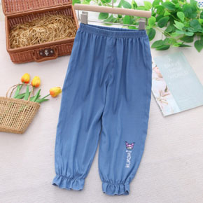 Quần jean demin mềm mỏng ống bo thoáng mát thêu kuromi bé gái. size 120,130,140 tương ứng bé 16-27kg </Br>
Vải jean demin mềm nhẹ, thoáng mát, thấm hút mồ hôi,  </Br>
Form quần dài, ống bo, chống muỗi cho bé, dễ kết hơp áo đi học, đi choi, di dụ lịch treking,,,</Br>
bảng size tham khảo </Br>
120: 16-20kg </Br>
130: 20-24kg </Br>
140: 24-27kg
