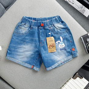 Quần short jean lật lai size đại thêu thỏ cho bé gái. size XL-5XL cho bé gái 33-48kg </br>
chất liệu jean cotton có chất thun co dãn tốt, lưng mềm, lật lai, thêu thỏ dễ thương </br>
 dễ kết hợp áo thun, sơ mi cho bé đi học,  đi chơi dự tiệc </br>
bảng size tham khảo </br>
XL: 32-35kg </br>
2XL: 35-38kg </br>
3XL: 38-41kg </br>
4XL: 41-43kg </br>
5XL 43-48kg
