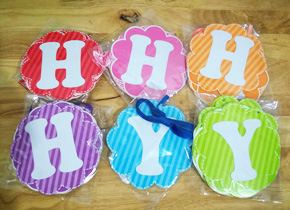 Chữ cái ghép tên trang trí sinh nhật. nhận đặt chữ theo tên, kích cỡ và màu sắc cùng tông với dây chữ Happy brthday trong bộ phụ kiện trang trí sinh nhật. 6 màu như hình. Giá 10.000 1 chu